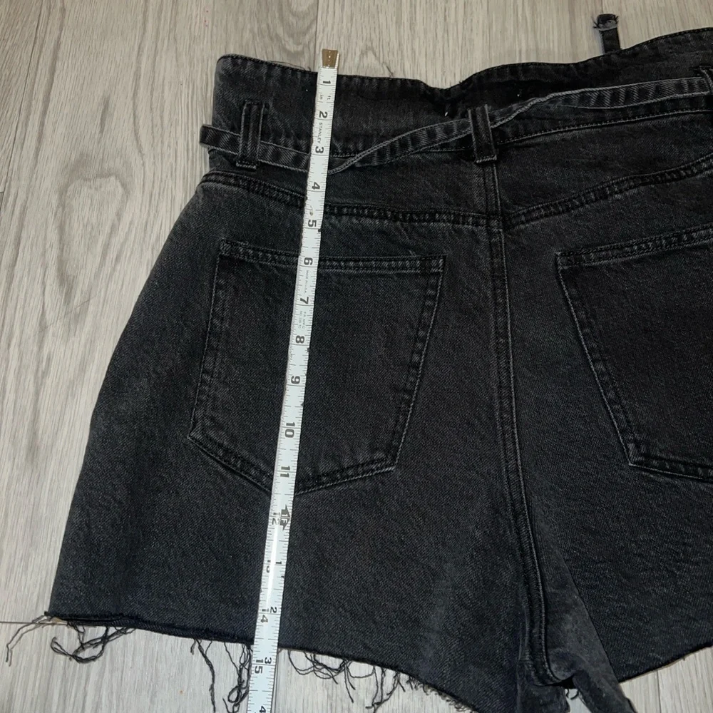 Forever 21 Black Denim Cut Off Belted Mom Jean Shorts High Rise  Size 27 - Picture 4 of 7